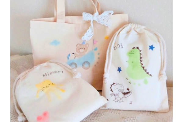 <div style=" font-size:10px; font-weight:bold;">  きしゃぽっぽ </div>  <div style=" font-size:10px;">  手形足形アートのワークショップとカスタムクレヨンの販売 </div>