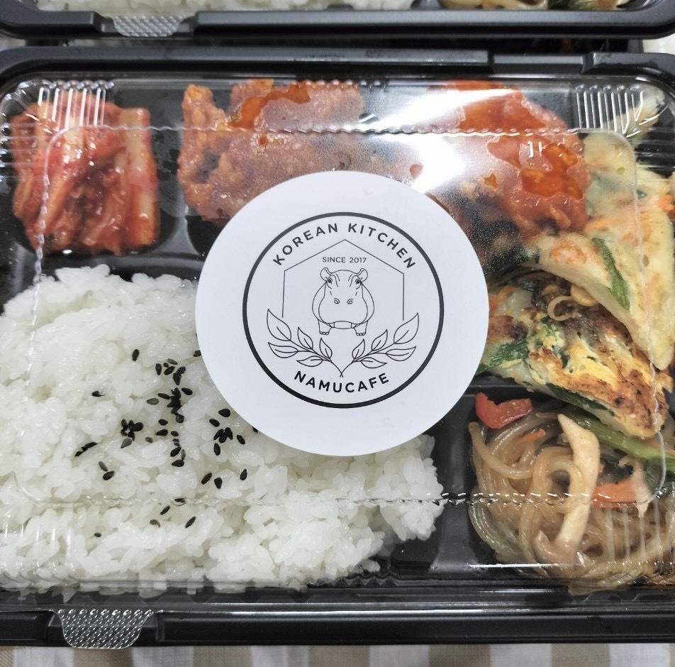 <div style=" font-size:10px; font-weight:bold;"> NAMUCAFE </div>  <div style=" font-size:10px;">  韓国料理のお弁当とドリンクとスイーツ </div>