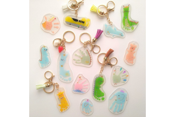 <div style=" font-size:10px; font-weight:bold;"> poche </div>  <div style=" font-size:10px;"> 手足形キーホルダー・お誕生日など記念日アート・ファミリー手形 </div>