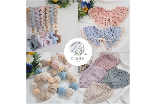 <div style=" font-size:10px; font-weight:bold;">  crane </div>  <div style=" font-size:10px;">  両日<br> かぎ針編みで作ったスタイやラトル、ヘアクリップなど♪ </div>