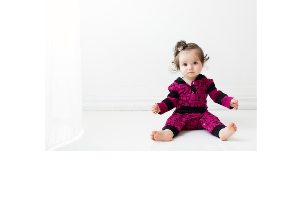 <div style=" font-size:10px; font-weight:bold;"> Hooded Romper </div>  <div style=" font-size:10px;"> アルファベット柄が可愛いフード付きのロンパースです。オーガニックコットンなので安心してお使いいただけます。 </div>