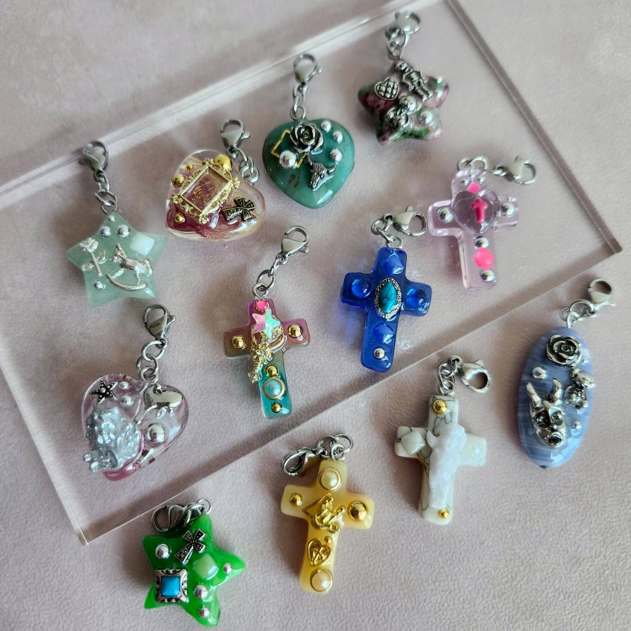 <div style=" font-size:10px; font-weight:bold;"> ICHIKOTO <br />ハンドメイドアクセサリー&雑貨</div>