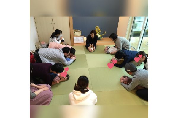 <div style=" font-size:10px; font-weight:bold;">赤ちゃんのこころと身体が育つ遊び方<br>泣き止まないとき、寝ないとき。<br>赤ちゃんの安心感や成長をうながすタッチや、<br>日常でできるちょっとした遊び方をお教えします。</div>
