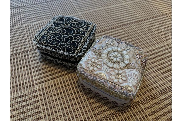 <div style=" font-size:10px; font-weight:bold;">Okyo's handmade<br>インド刺繍リボン、リバティの布小物</div>