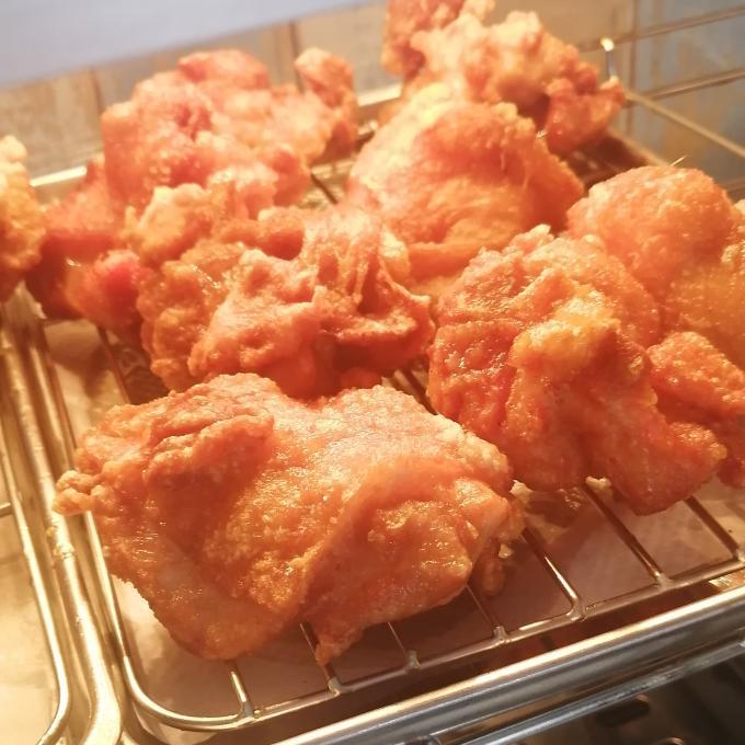 <div style=" font-size:10px; font-weight:bold;"> あおいろ食堂　 </div>  <div style=" font-size:10px;"> 特製の醤油ダレに漬け込んだちょっと大きめのからあげです <br> </div>