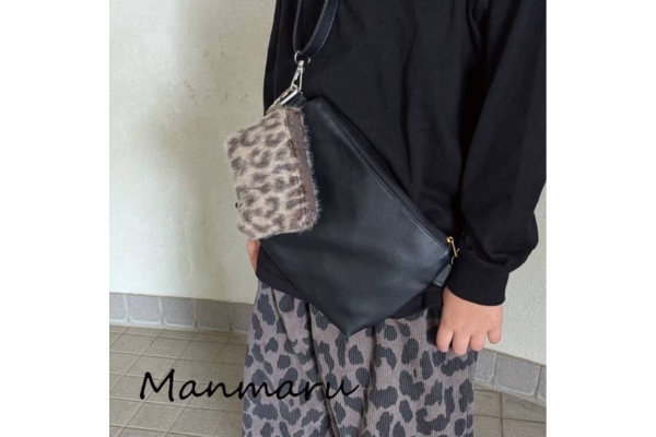 <div style=" font-size:10px; font-weight:bold;">Manmaru<br>サコッシュ、ポーチ、スタイ、布小物</div>