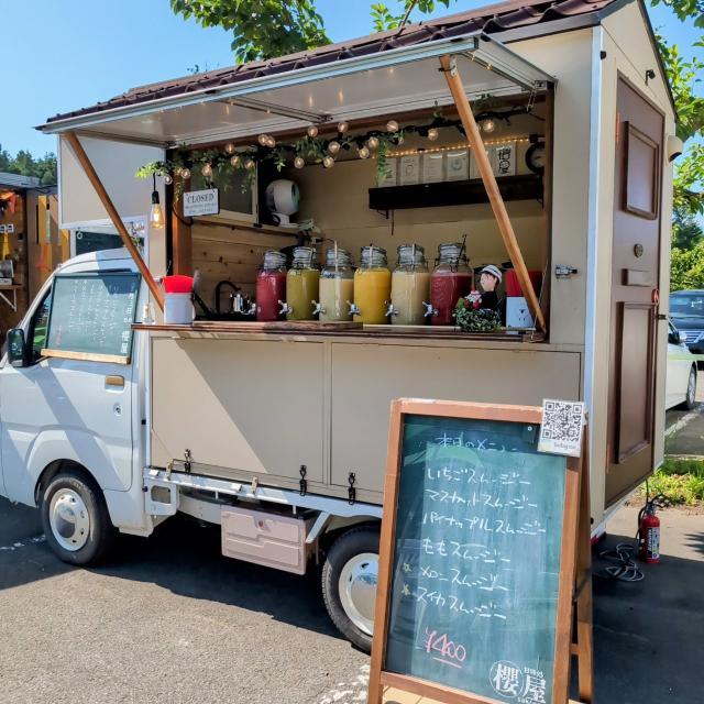 <div style=" font-size:10px; font-weight:bold;"> 櫻屋 <br /> キッチンカー／スムージー </div>