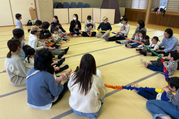 <div style=" font-size:10px; font-weight:bold;"> 11:45<br />Fab Music.  親子で英語リトミック</div>