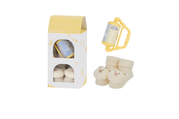 <div style=" font-size:10px; font-weight:bold;"> D by DADWAY ラトルソックスギフトセット/イエロー </div>  <div style=" font-size:10px;"> ハウス型のBOXに入ったローラーチャイムとラトルソックスのセット<br> 対象<br> ローラーチャイム：3カ月～<br> ラトルソックス：0～12カ月 </div>