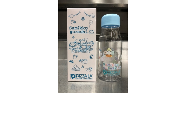 <div style=" font-size:10px; font-weight:bold;"> すみっコぐらしクリアボトル </div>  <div style=" font-size:10px;"> すみっコぐらしとピザーラのコラボデザインボトルです。 </div>