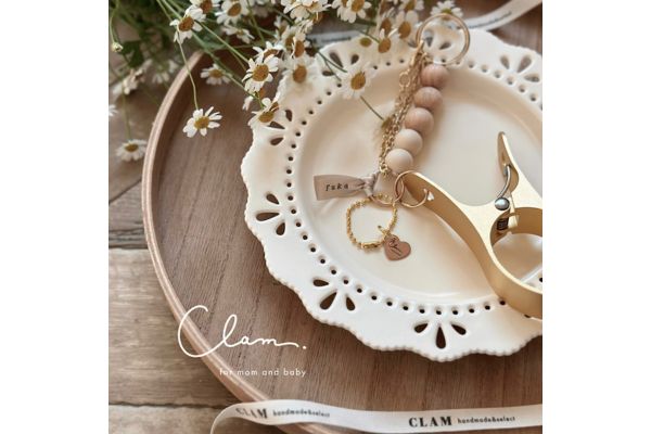 <div style=" font-size:10px; font-weight:bold;">atelier CLAM<br>淡色で心弾む育児をテーマにハンドメイドのベビーグッズを作っています◎</div>
