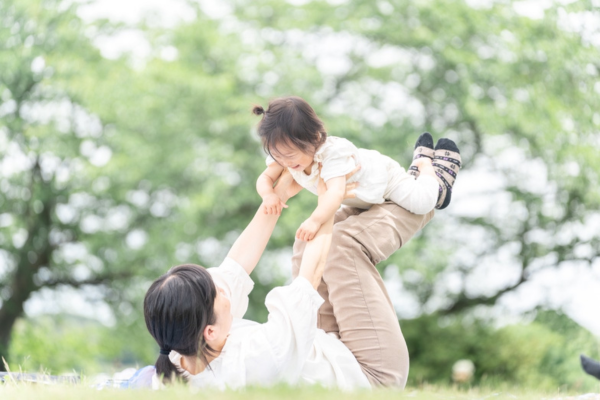 <div style=" font-size:10px; font-weight:bold;"> <br />親子で楽しく♡<br />ふれあいあそび＋運動あそび</div>