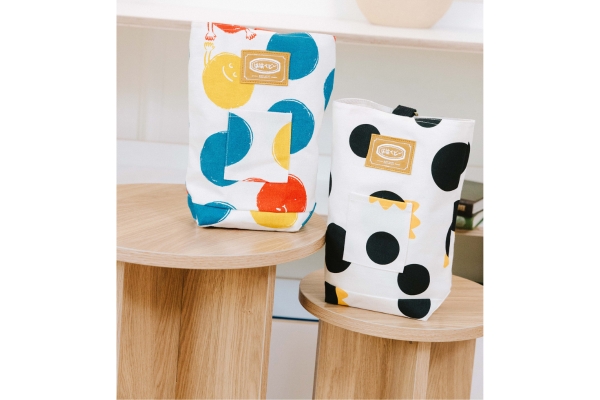 <div style=" font-size:10px; font-weight:bold;"> hahababy シューズバッグ </div> <div style=" font-size:10px;"> カラフルで可愛い、使い勝手バツグンのシューズバッグ<br> 内側は防水加工で汚れにくく、小さなポケット付きで実用性◎<br> 手作りの一点ものアイテム♡ サイズは21×28cm。 </div>