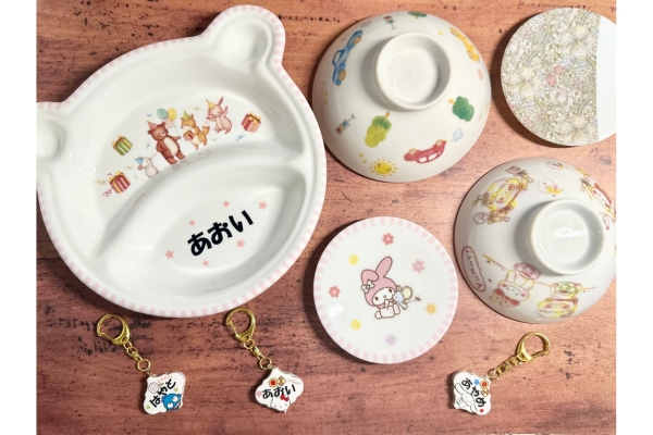 <div style=" font-size:10px; font-weight:bold;">  Atelier Shizuka </div>  <div style=" font-size:10px;">  3日<br> シール(転写紙)を貼って焼き上げてマイ食器が作れます♡ </div>