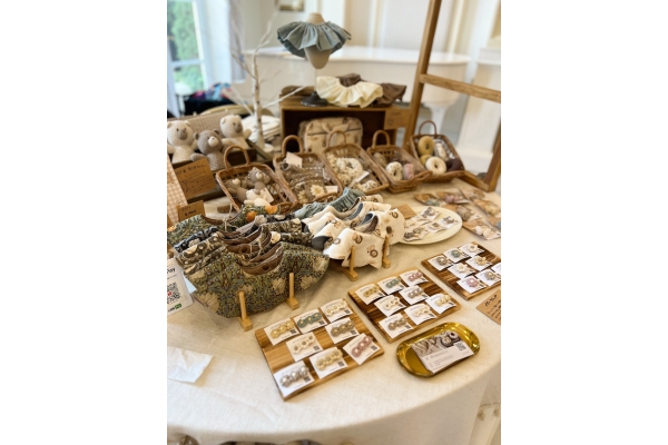 <div style=" font-size:10px; font-weight:bold;"> shop.moco </div> <div style=" font-size:10px;"> 両日<br> スタイやオムツポーチなど布小物と編みぐるみやヘアークリップなどの編み物小物。 </div>