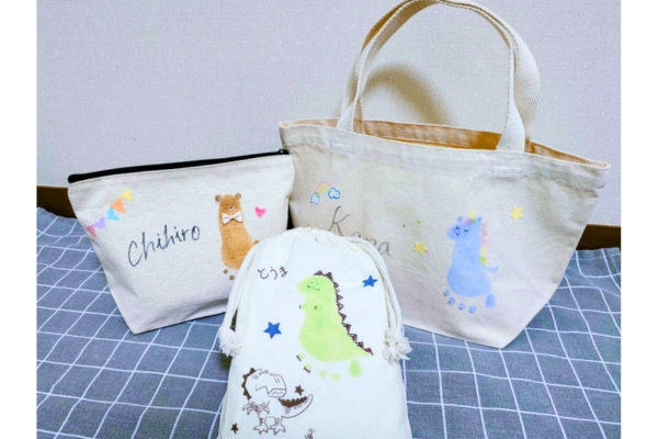 <div style=" font-size:10px; font-weight:bold;">  きしゃぽっぽ </div>  <div style=" font-size:10px;">  手形足形アートと<br> おもちゃのワークショップ </div>