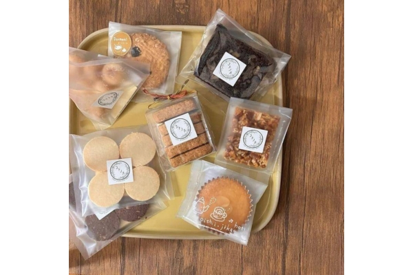 <div style=" font-size:10px; font-weight:bold;">  コトノハ vegan & gluten-free sweets </div>  <div style=" font-size:10px;">  小麦・卵・乳製品を使用しない 米粉の焼き菓子を販売します </div>