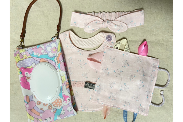 <div style=" font-size:10px; font-weight:bold;">ちゃら</div>  <div style=" font-size:10px;"> 布小物（ベビー用品・学用品中心です）</div>