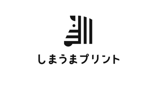 <div style=" font-size:10px; font-weight:bold;"> しまうまプリント </div>  <div style=" font-size:10px;"> その場でつくれるアクスタ無料体験ブースあり！※抽選で1日50個限定<br> 子どもの成長記録をおしゃれに残せるアイテムを展示いたします </div>