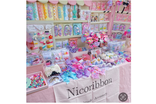 <div style=" font-size:10px; font-weight:bold;"> Nicoribbon </div>  <div style=" font-size:10px;">  ハンドメイドキッズアクセサリー(ヘアゴム、イヤリング、カチューシャ等)キーホルダーとボールペンのワークショップ </div>
