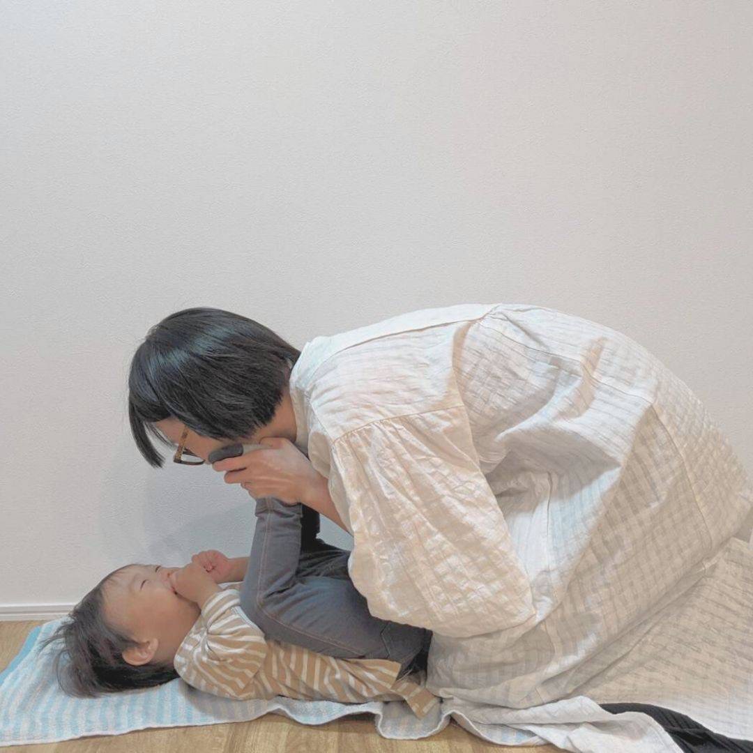 <div style=" font-size:10px; font-weight:bold;"> 10：30〜気軽に楽しむふれあい遊び <br /> 自宅でも楽しめるふれあい遊びをご紹介！親子の絆を深めるふれあい遊びで、笑顔いっぱいの素敵な時間を一緒に過ごしましょう！ </div>