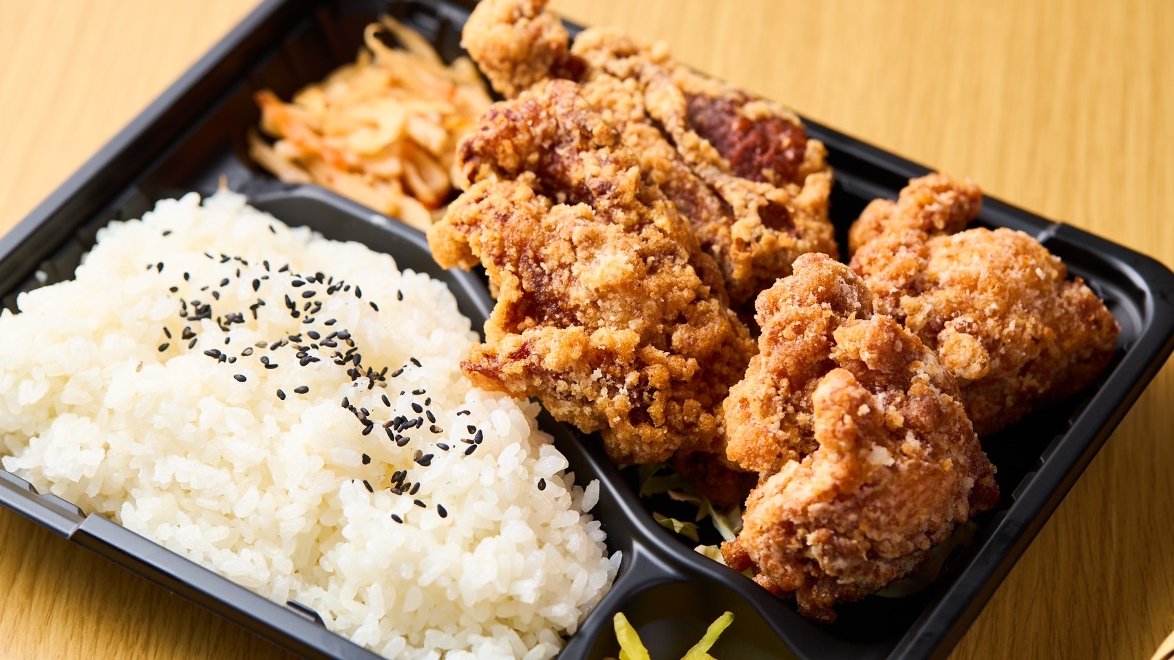 <div style=" font-size:10px; font-weight:bold;"> からあげ一歩 <br /> 金賞を受賞した唐揚げと醤油味の唐揚げのセット販売になります。 当日は、お弁当、手作りお惣菜も販売予定です。 </div>
