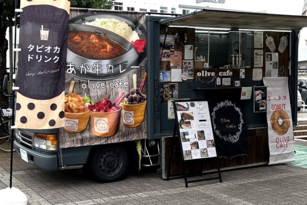 <div style=" font-size:10px; font-weight:bold;">  olive cafe </div>  <div style=" font-size:10px;">  あか牛カレー、ドーナツ、タピオカ、かき氷、レモンスカッシュ </div>