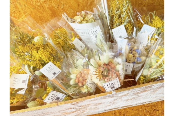 <div style=" font-size:10px; font-weight:bold;">  flat〜flower shop〜 </div>  <div style=" font-size:10px;">  ドライフラワー作品とワークショップ </div>