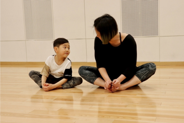 <div style=" font-size:10px; font-weight:bold;">笑顔いっぱい！親子で楽しむ♪産後ストレッチ<br>14:45～</div>