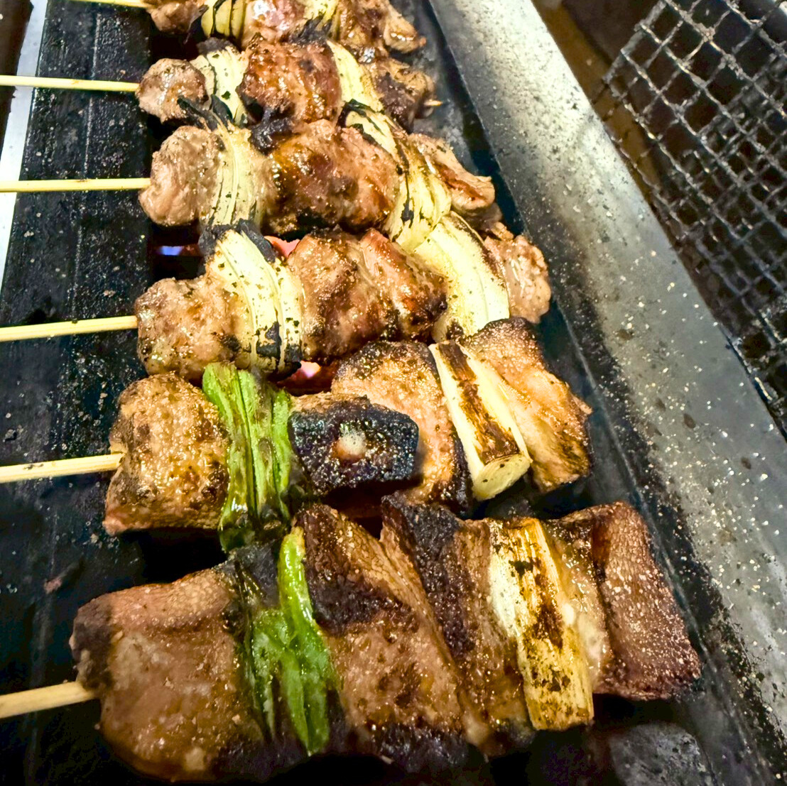 <div style=" font-size:10px; font-weight:bold;"> 豚専門店いろとん <br />焼きとん</div>