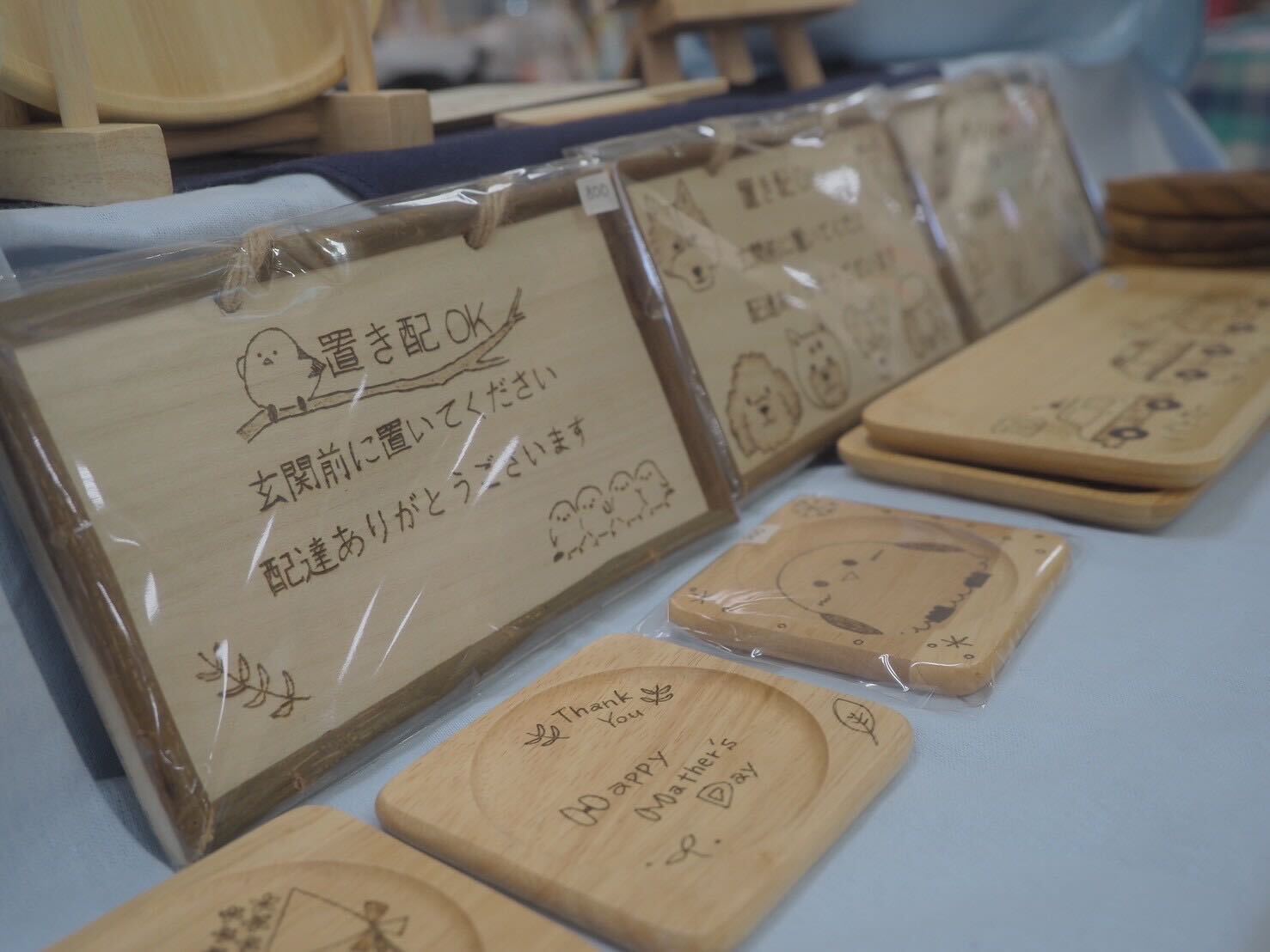 <div style=" font-size:10px; font-weight:bold;"> LIFE wood </div>  <div style=" font-size:10px;"> 木の小物で自分だけのオリジナルの作品を作りましょう！スプーンやキーホルダーに焼きを入れられるワークショップも行います。ぜひ遊びに来てください </div>