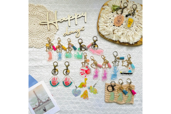 <div style=" font-size:10px; font-weight:bold;"> 手形足形アートにじいろ <br /> 手形足形キーホルダーを作りませんか🐰💕？手形や足形をいれたクリア命名書やバースデーボードもオーダーいただけます☺️ </div>