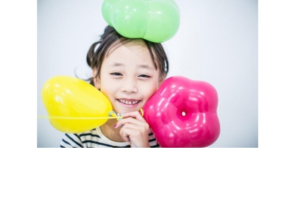<div style=" font-size:10px; font-weight:bold;"> イデア街の風船屋さんの風船 </div>  <div style=" font-size:10px;"> お子さまの好きなキャラクターバルーンやバースデーソングを歌うユニークなバルーンなど100種類以上の風船を揃えています。 </div>
