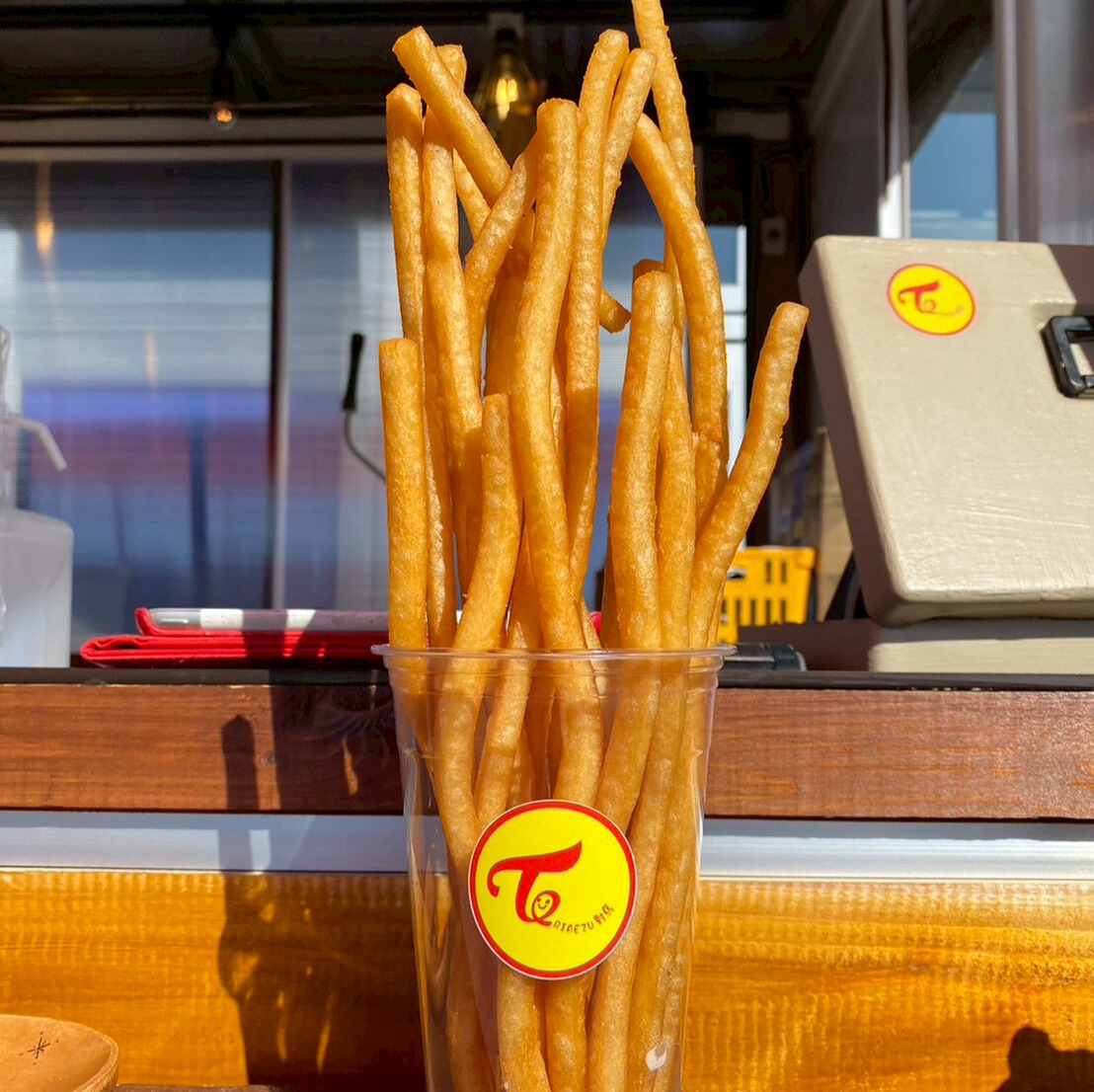 <div style=" font-size:10px; font-weight:bold;"> TORIAEZU對馬 <br />ロングポテト、ロングチュロス、フルーツアイス、チーズバーガー</div>