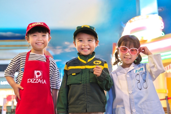 <div style=" font-size:10px; font-weight:bold;"> キッザニアペアチケット </div> <div style=" font-size:10px;"> キッザニアは楽しみながら社会のしくみを学ぶことができる「こどもが主役の街」。<br> キッザニアで好きな仕事やサービスを体験しよう! </div>