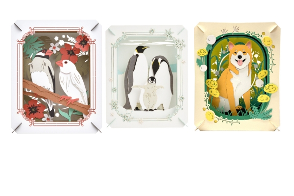 <div style=" font-size:10px; font-weight:bold;"> PAPER THEATER（ハリネズミときのこ・柴犬・たんぽぽとてんとう虫・アザラシ・ペンギン・文鳥） </div>  <div style=" font-size:10px;"> レーザーで精密にカットされた色紙や木を重ね合わせ、登場するキャラクターの印象的な名シーンを立体的に作り上げるクラフトキット。 </div>