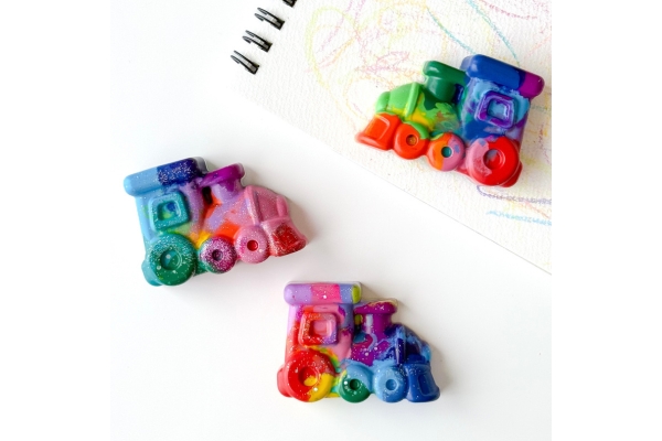 <div style=" font-size:10px; font-weight:bold;">  からふるれっしゃ-colorful train- </div>  <div style=" font-size:10px;">  2日<br> 恐竜やのりもの、ハートなどの形をした知育クレヨンのお店です。 </div>