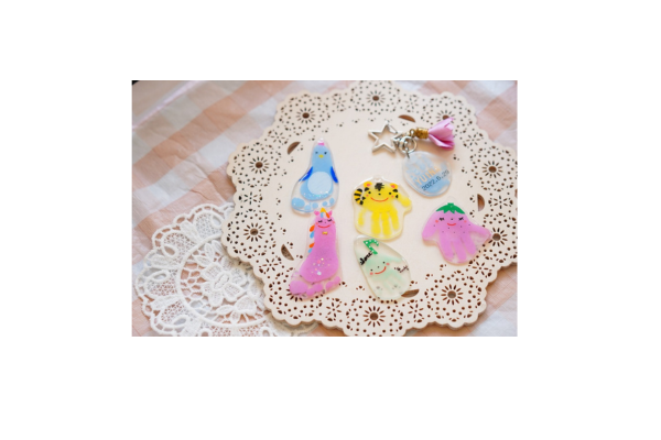 <div style=" font-size:10px; font-weight:bold;"> 手形アート 花音flower ring garden</div>  <div style=" font-size:10px;">手形アートキーホルダー、用紙、布バッグ、名入れスプーン </div>