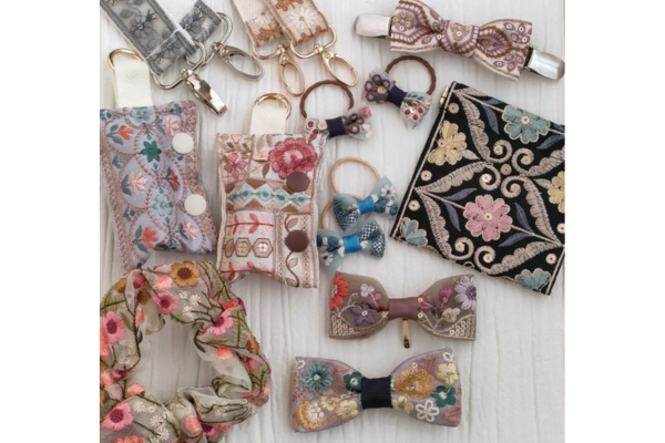 <div style=" font-size:10px; font-weight:bold;"> puipui.handmade </div>  <div style=" font-size:10px;"> インド刺繍リボンを使用したアイテム販売 </div>