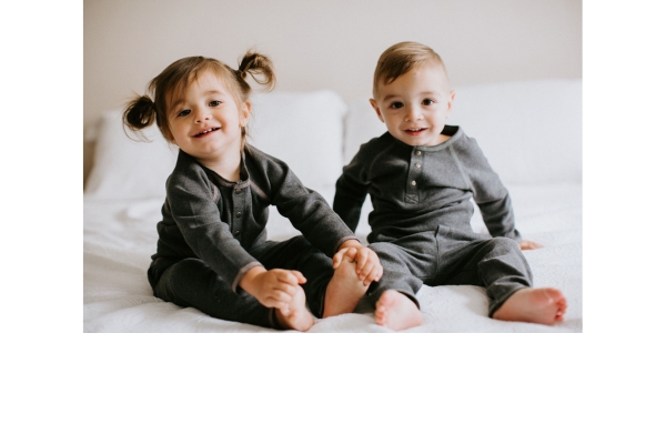 <div style=" font-size:10px; font-weight:bold;"> Henley＆Pants Set / Tunic Cardigan＆Pants Set </div>  <div style=" font-size:10px;"> ダークヘザーにカラーラインがかわいいGOTS認証のオーガニックコットンのセットアップ。カーディガンタイプとヘンリーシャツからお選びいただけます。 </div>