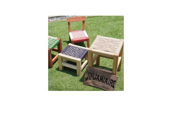 <div style=" font-size:10px; font-weight:bold;">JINJAMIAIRE </div>  <div style=" font-size:10px;">キッズチェア、つみき、キャンドル</div>