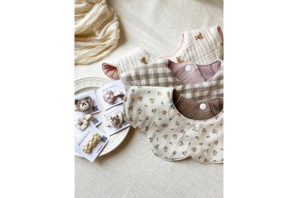 <div style=" font-size:10px; font-weight:bold;">  shop.moco </div>  <div style=" font-size:10px;">  両日<br> スタイやオムツポーチなどの布小物とコットン糸を使った編みぐるみやベビーヘアクリップ </div>