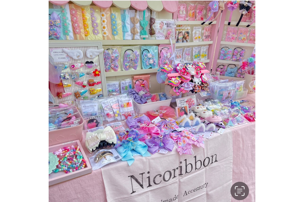 <div style=" font-size:10px; font-weight:bold;">Nicoribbon</div>  <div style=" font-size:10px;">ハンドメイドリボンアクセサリー(リボン、イヤリング、カチューシャ等)</div>