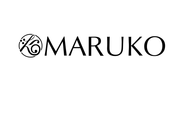 <div style=" font-size:10px; font-weight:bold;"> MARUKO </div>  <div style=" font-size:10px;"> ボディメイクランジェリーのパイオニア「マルコ」は、40年以上培ってきたボディメイク術と高い商品力で多くの女性をサポート。 </div>
