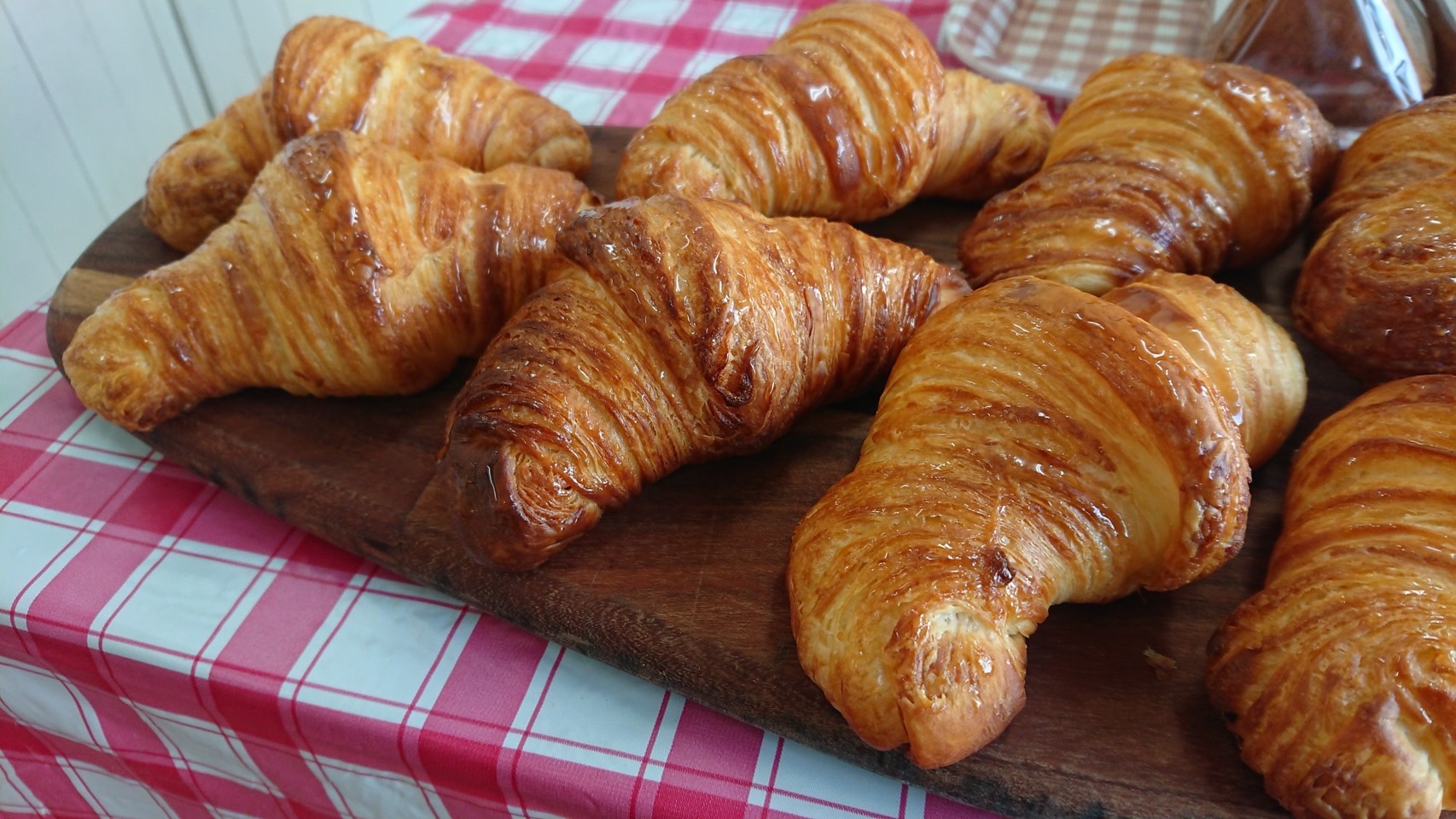 <div style=" font-size:10px; font-weight:bold;"> よつばBakery <br /> 美味しいパンの販売をします </div>
