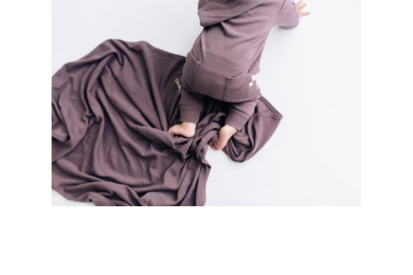 <div style=" font-size:10px; font-weight:bold;"> Hooded Romper </div> <div style=" font-size:10px;"> くすみカラーがおしゃれなGOTS認定のオーガニックコットンのワッフル素材のフード付きロンパースです。 </div>