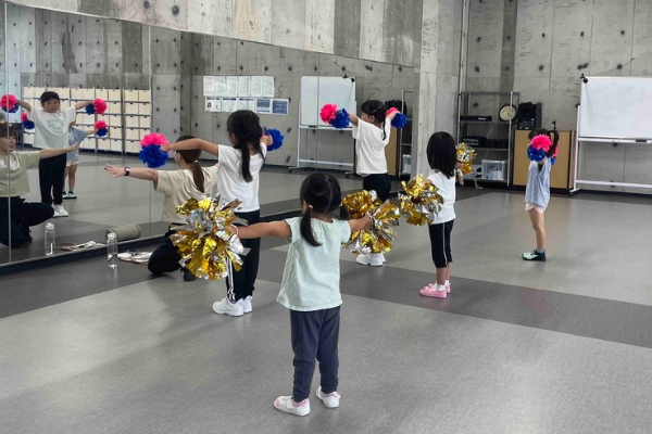 <div style=" font-size:10px; font-weight:bold;"> 13：30〜親子チア体操 <br />  "ポンポンをもって踊ろう！ニコニコ笑顔と元気な声で今日からみんなチアリーダー！ダンスが初めての方も気軽に参加できます。 " </div>