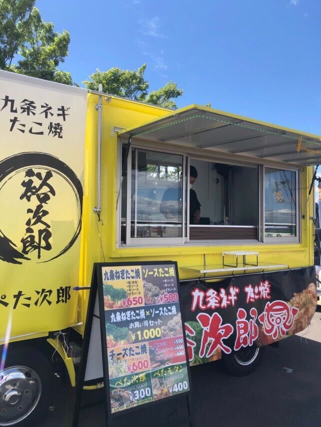 <div style=" font-size:10px; font-weight:bold;">  たこ焼き裕次郎 </div>  <div style=" font-size:10px;"> ふわトロのたこ焼きにシャキシャキ九条ねぎがどっさり乗ったたこ焼き屋です！ 1番人気は九条ねぎ塩 その他色んなお味のたこ焼きを揃えてお待ちしてます♪ </div>