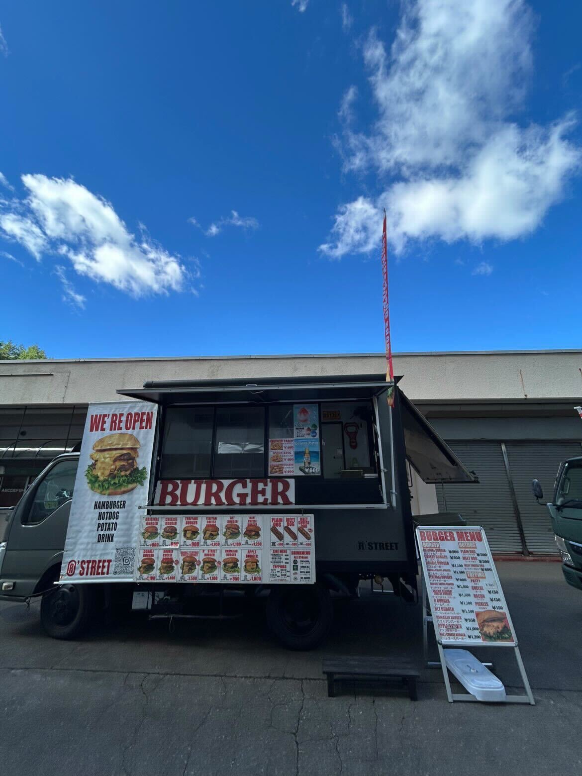 <div style=" font-size:10px; font-weight:bold;">  R'STREET </div>  <div style=" font-size:10px;"> ビーフ100%パティとオリジナルソースを使用した肉厚なハンバーガーを是非ご賞味ください！ </div>