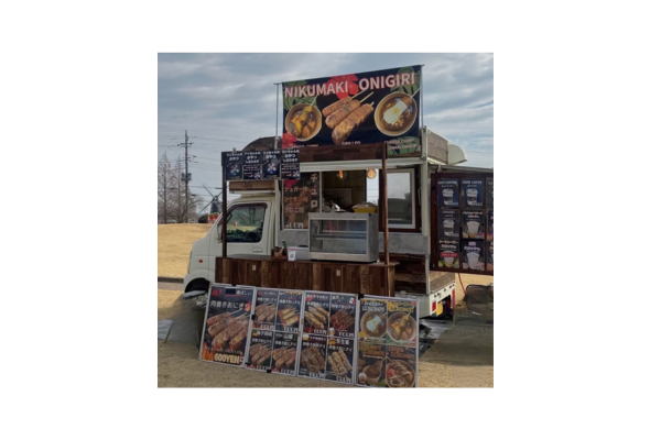 <div style=" font-size:10px; font-weight:bold;">j48kitchen</div>  <div style=" font-size:10px;"> 肉巻きおにぎり、チュロス、わたあめ、ドリンク</div>